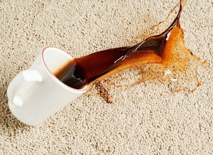 Jak usunąć plamy z kawy i herbaty z dywanu
