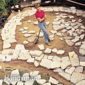 Hoe Crushed Stone te nivelleren voor een terras