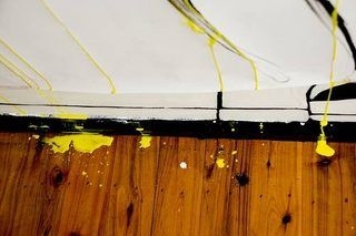 Cum să îndepărtați vopsea de latex fără a îndepărta lacul din lemn