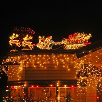 Come montare decorazioni natalizie su un tetto