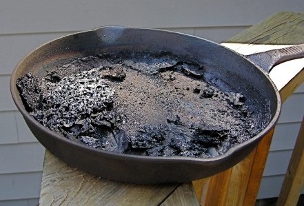 Come pulire l'olio bruciato dalle pentole in ceramica