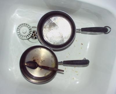 焼けた油をセラミック鍋からきれいにする方法