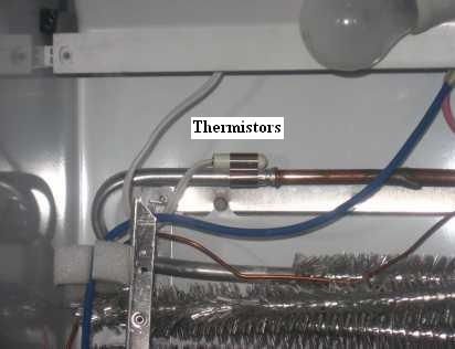 Какова функция термистора в холодильнике?
