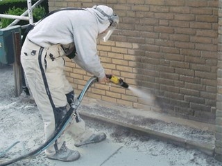 Hoe benzinevlekken van beton te reinigen