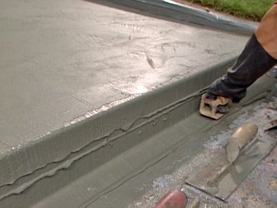 Você pode colocar a mistura de argamassa sobre o concreto pintado
