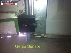 Hoe een sensor te bedraden voor een Genie-garagedeur