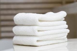 Come rimuovere il colore dagli asciugamani per creare asciugamani bianchi