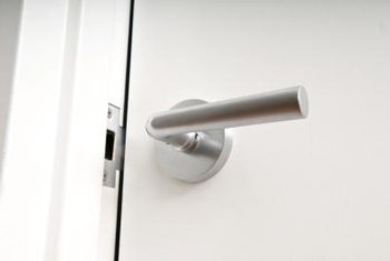 Hur man tar bort en låst dörrknopp