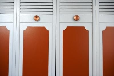 Maleri af døre til metalskabe