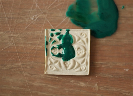 Kun je ruwe randen op keramische tegels schuren?