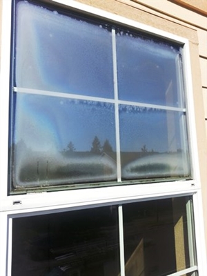 Čo spôsobuje odfarbenie okien s dvojitým podoknom?