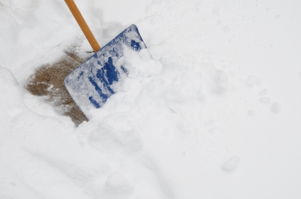 Как да предотвратим залепването на сняг с лопата