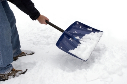 Como impedir que a neve grude em uma pá