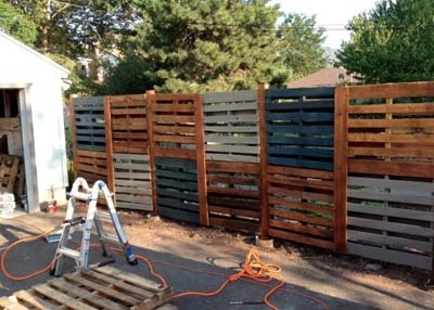 Cum se construiește un gard de palete