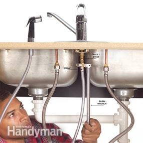 Cómo arreglar un rociador de fregadero de cocina Moen que está pegado