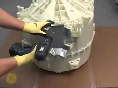 Come rimuovere il pannello anteriore di una rondella GE