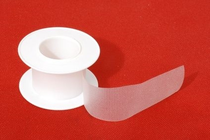 Jak odstranit lékařské lepicí pásky