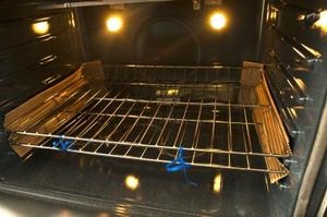 Hoe rekken in een oven te plaatsen