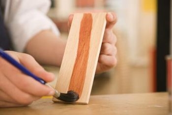Cómo teñir la madera de cicuta
