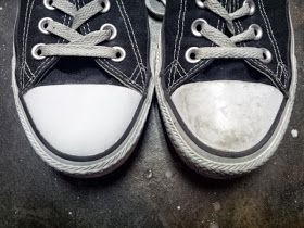 Cómo limpiar las zapatillas de tenis de tela blanca