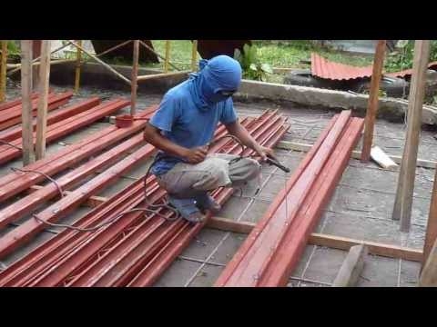 Cómo instalar correas de techo de metal