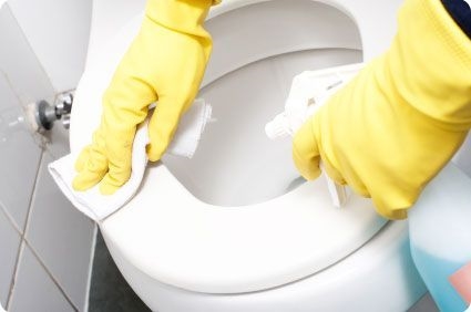 Como limpar um banheiro com WD-40