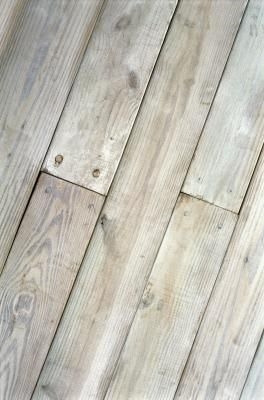 ¿Qué puedo hacer después de derramar blanqueador en un piso de madera dura?