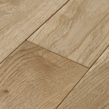 Cosa posso fare dopo aver versato candeggina su un pavimento in legno?