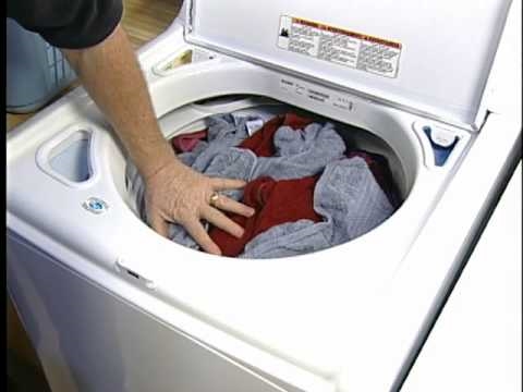 Како очистити машину за прање веша која оставља мрље на одећи