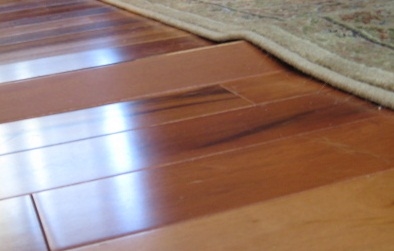 كيفية إصلاح فقاعات في الأرضيات الخشبية