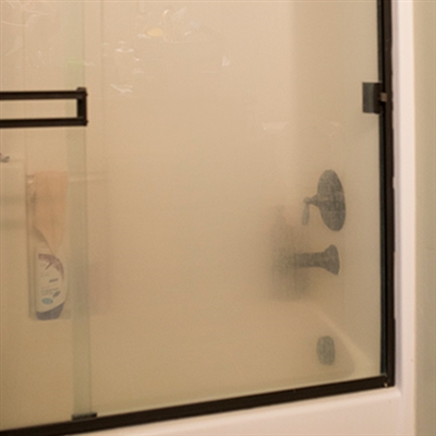 Kā noņemt minerālu nogulsnes no stikla dušas durvīm