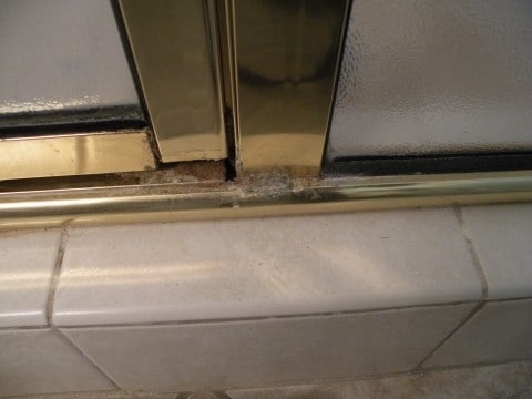 Jak usunąć złogi mineralne ze szklanych drzwi prysznicowych