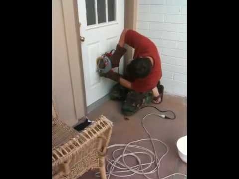 Kaip pritvirtinti plienines duris su skylėmis
