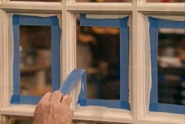 Remoção de tinta de uma moldura de janela de metal