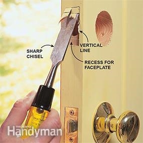 Hoe een deuraanslagplaat te verzinken