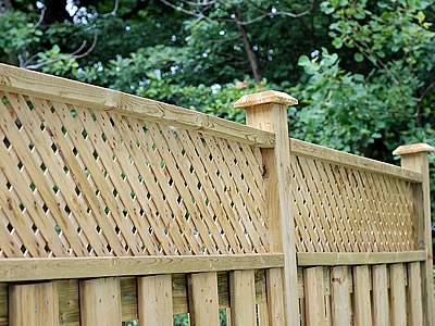 Как да дадете оценка за изграждането на дървена ограда