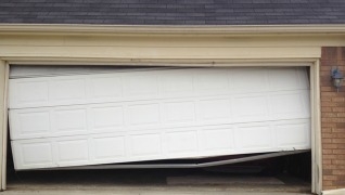 Hoe een garagedeur met gebogen sporen te repareren