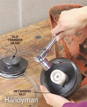 Hoe een Toro Trimmer Spool te verwijderen