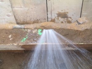 Jak opravit zlom v PVC potrubí v podzemí