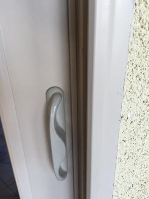 Comment enlever une poignée de porte sans vis apparentes