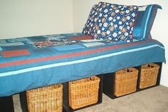 Как да направите легло с платформа с шкафове за съхранение на шкафчета