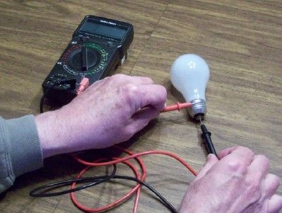 Comment tester un luminaire avec un voltmètre