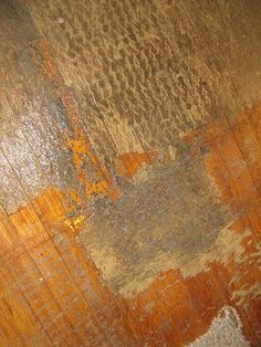 Come rimuovere l'imbottitura del tappeto in schiuma bloccata da un pavimento di cemento