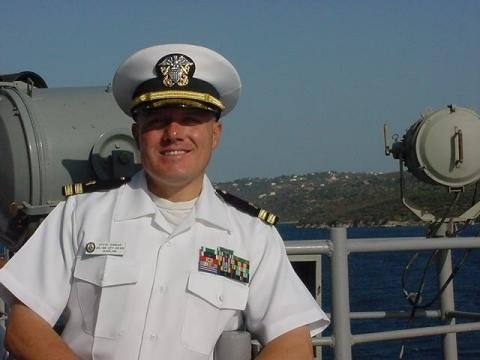 Как да гладим американска лятна бяла униформа на американския флот