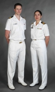 Jak vyžehlit americkou námořnickou letní bílou uniformu