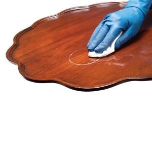 Cómo quitar manchas de agua de muebles de madera con vaselina