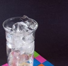 Cara Menghilangkan Noda Air Keras Dari Gelas Minum