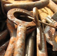 Jak odstranit rez z antického kovu