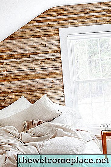 暖かく魅力的な10の素朴な寝室のアイデア