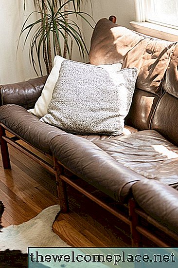 10 sofás con acentos de madera que están totalmente en tendencia y necesitan ser vistos